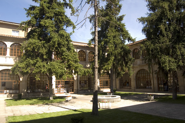 Recorrido por los edificios públicos más destacados de la ciudad, desde los más antiguos hasta los más recientes.